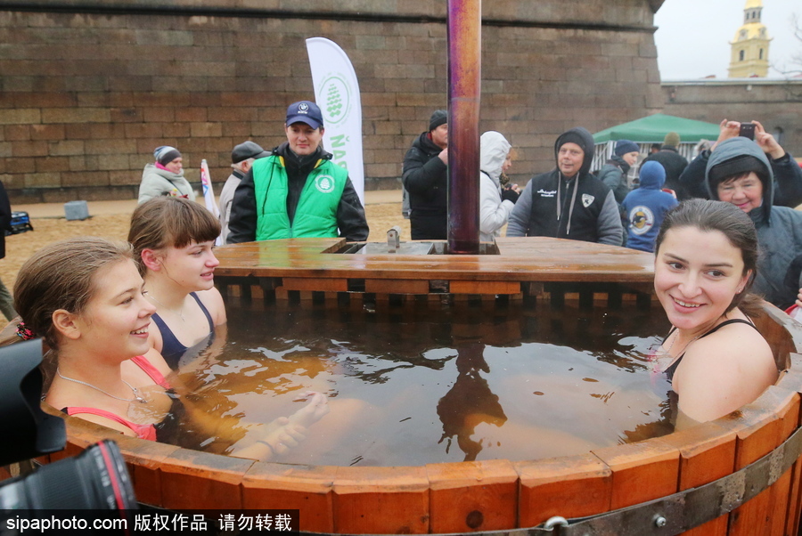 戰斗民族就是抗凍 俄羅斯圣彼得堡舉行冬泳節活動