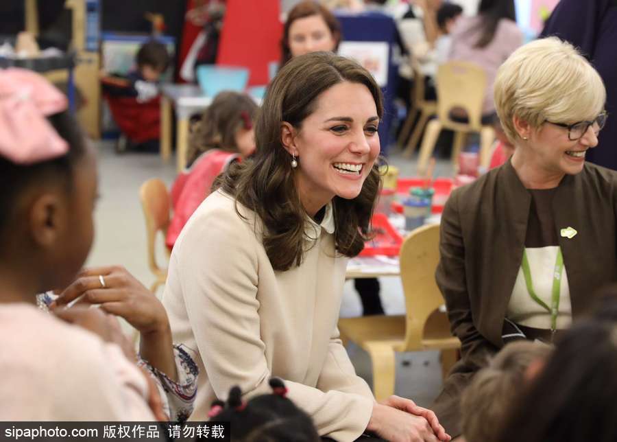 凱特王妃到訪英國一兒童中心 與萌娃互動友愛十足