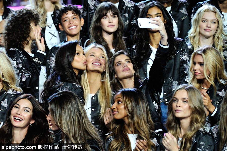 維密天使上海集結長腿霸屏 劉雯、何穗領銜中國軍團