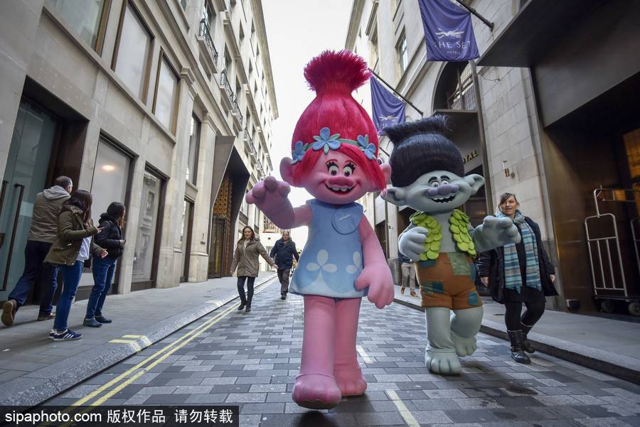 英國舉行年度“玩具大游行” 數(shù)百卡通人物大鬧街頭