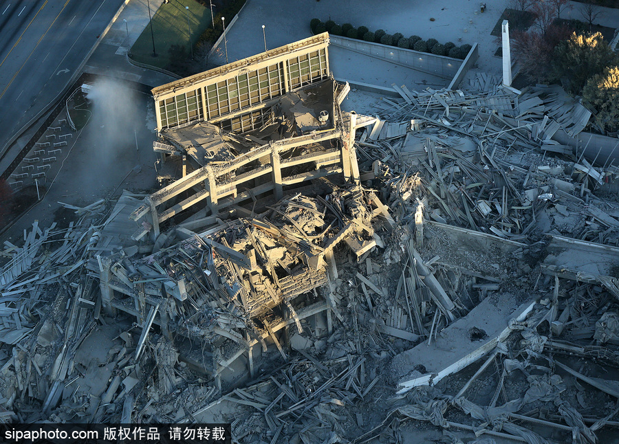 美國(guó)喬治亞巨蛋圓頂爆破拆除 場(chǎng)面震撼