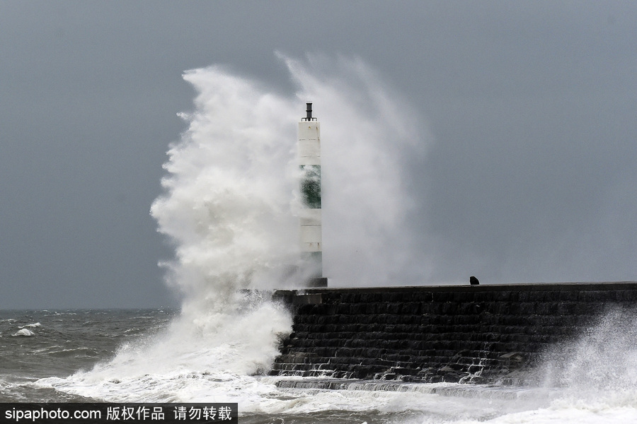 英國(guó)阿伯里斯特威斯遭大風(fēng)天氣 海邊巨浪拍岸場(chǎng)面壯觀