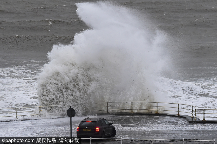 英國(guó)阿伯里斯特威斯遭大風(fēng)天氣 海邊巨浪拍岸場(chǎng)面壯觀