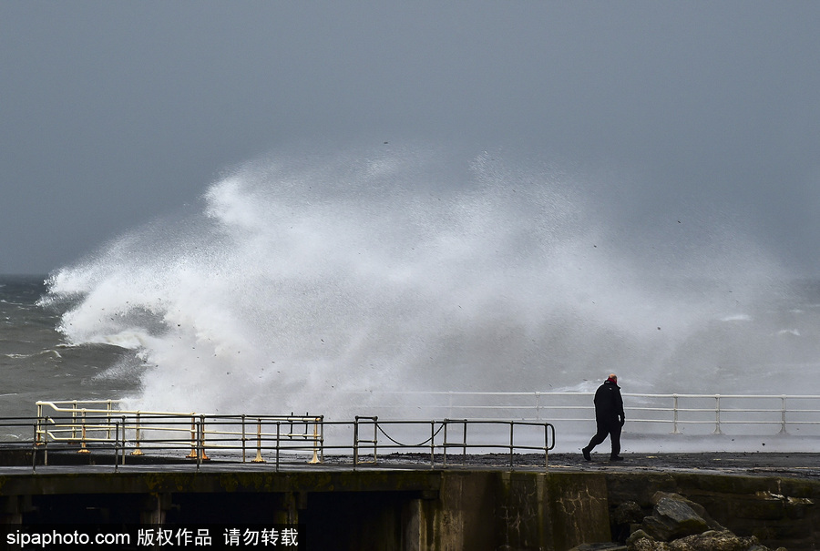 英國阿伯里斯特威斯遭大風(fēng)天氣 海邊巨浪拍岸場面壯觀