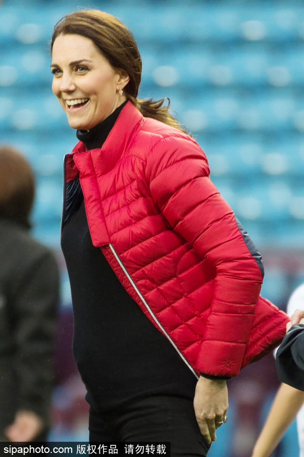 凱特王妃參觀足球俱樂部 穿運(yùn)動裝挺孕肚靈活自如