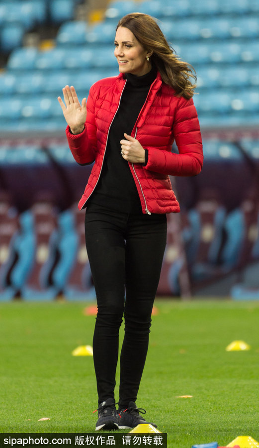 凱特王妃參觀足球俱樂部 穿運動裝挺孕肚靈活自如