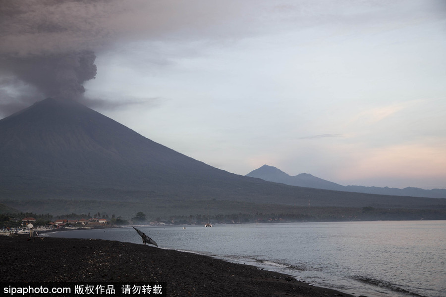 阿貢火山噴出大量濃煙 印尼巴厘島發紅色警報