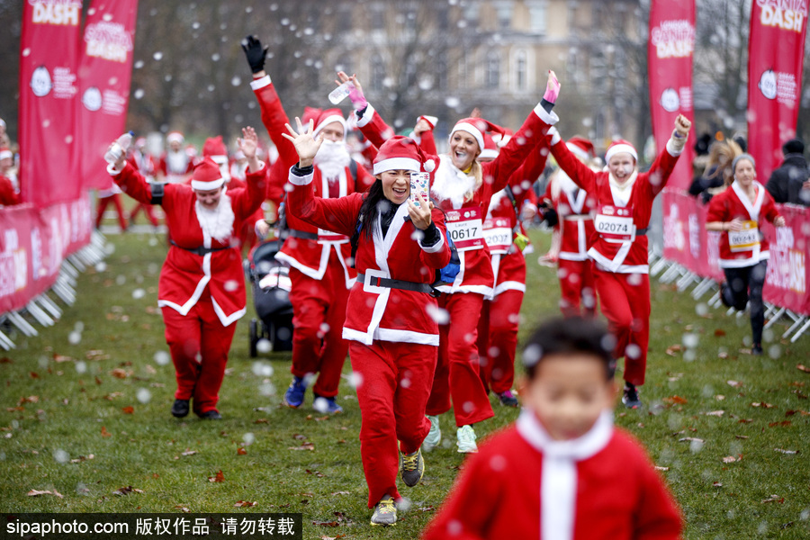 倫敦圣誕老人慈善跑活動(dòng) 男女老少圣誕裝穿越地鐵