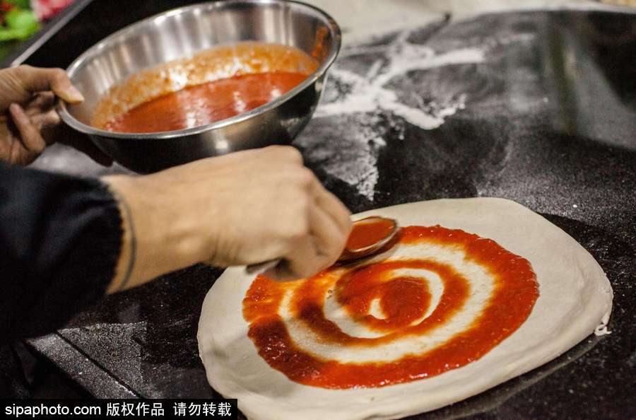 意大利那不勒斯披薩入選非遺名錄 探訪美味披薩制作過(guò)程