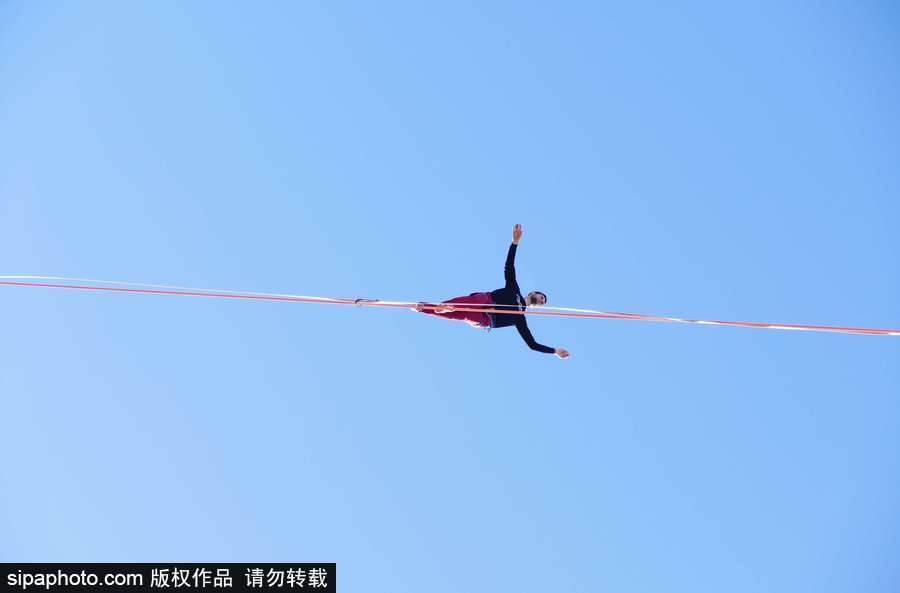 法國高空扁帶運動員極限挑戰 埃菲爾鐵塔走“高空芭蕾”