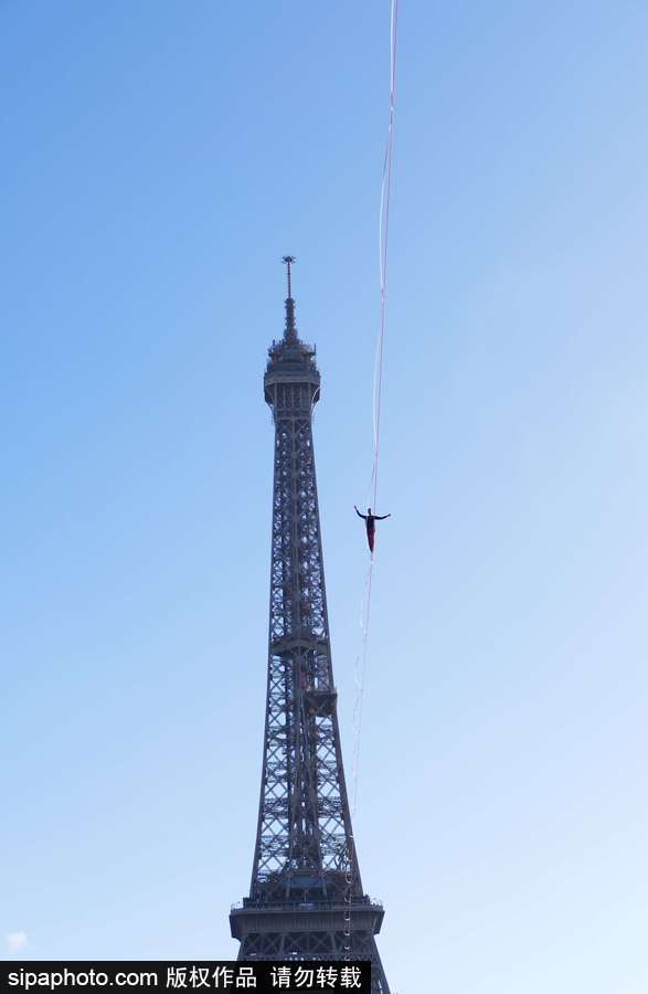 法國高空扁帶運動員極限挑戰 埃菲爾鐵塔走“高空芭蕾”