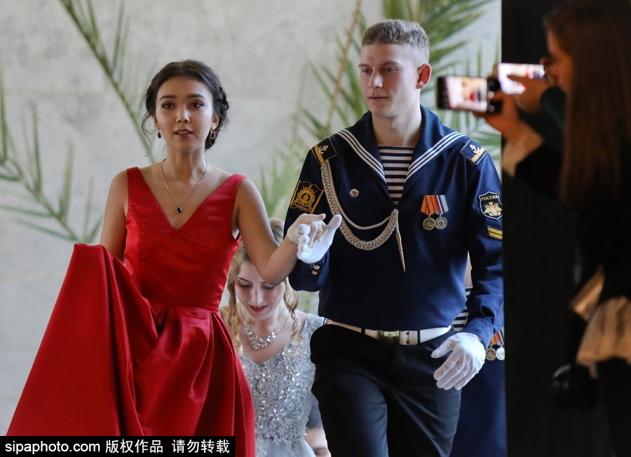 俄羅斯海軍學員參加舞會 俊男美女十分養(yǎng)眼
