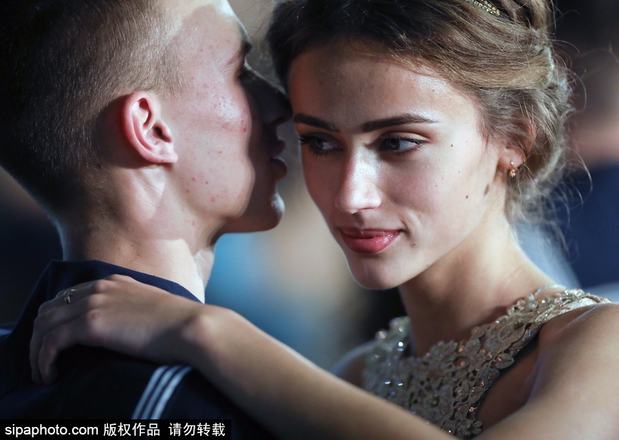 俄羅斯海軍學員參加舞會 俊男美女十分養眼