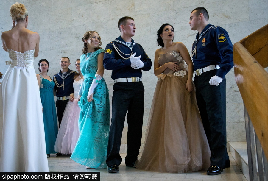 俄羅斯海軍學(xué)員參加舞會 俊男美女十分養(yǎng)眼