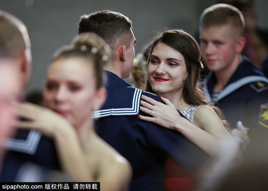 俄羅斯海軍學員參加舞會 俊男美女十分養眼