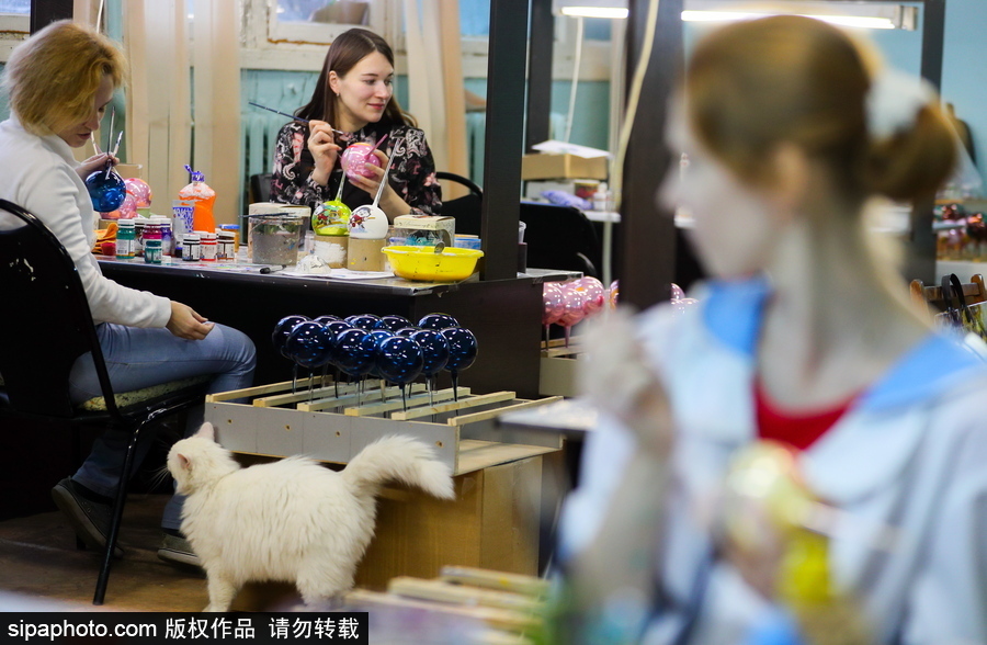 迎接圣誕節(jié) 走進(jìn)滿(mǎn)滿(mǎn)少女心的雪花玻璃球制作工廠