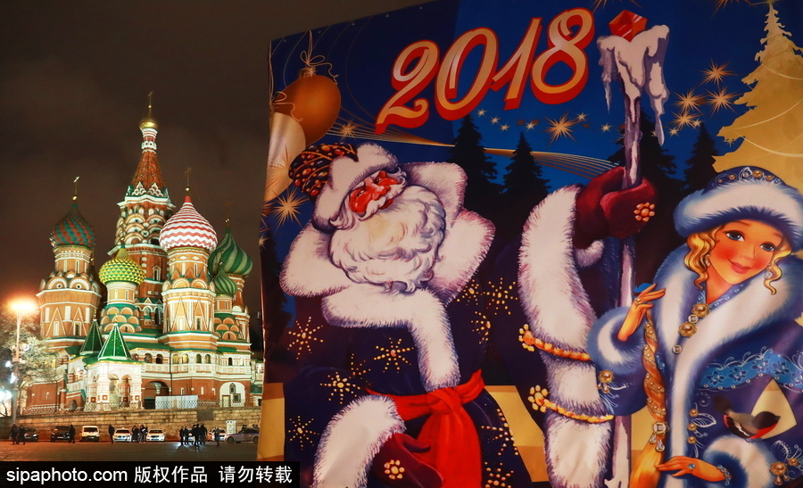 迎接圣誕節！ 巨型圣誕樹搭乘卡車運抵克里姆林宮