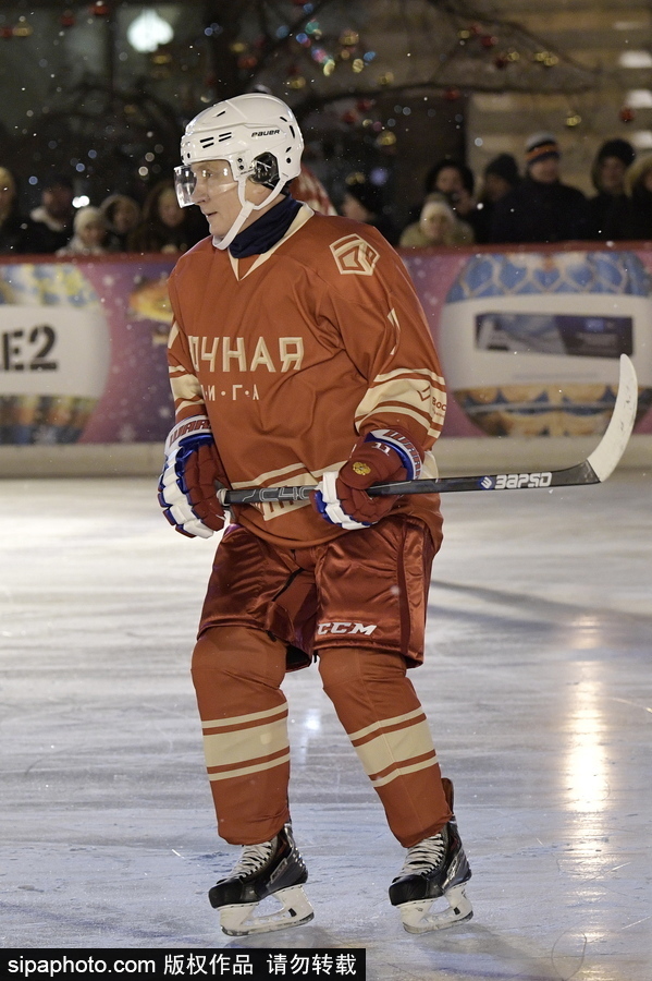 普京打冰球再展運(yùn)動(dòng)天賦 動(dòng)作瀟灑帥氣身手不凡