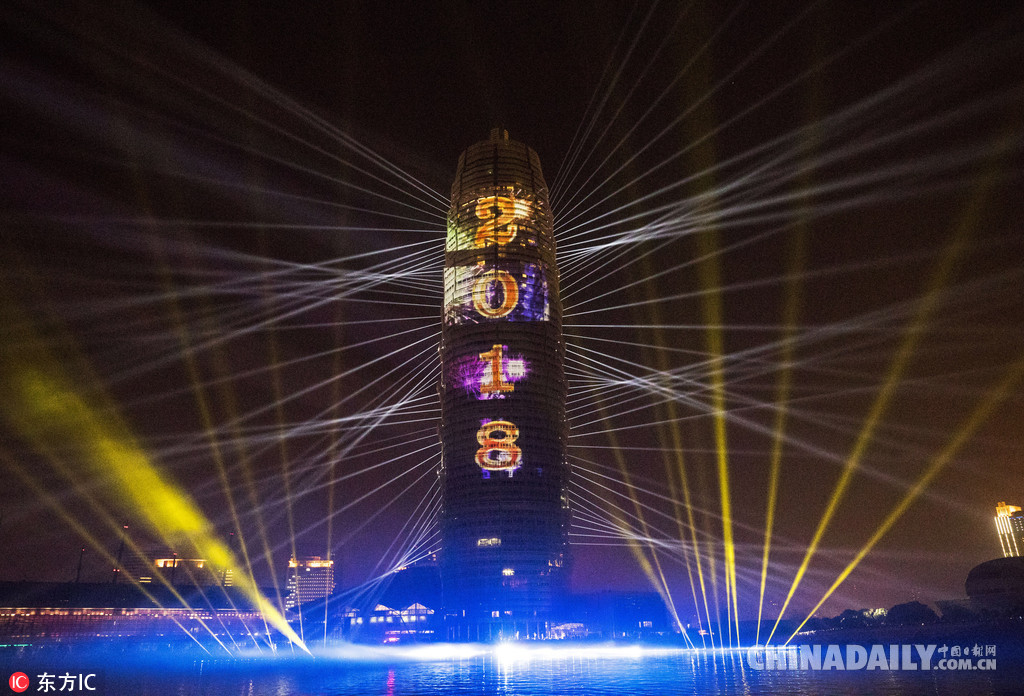 全國各地迎新年：2018，請對我好一點