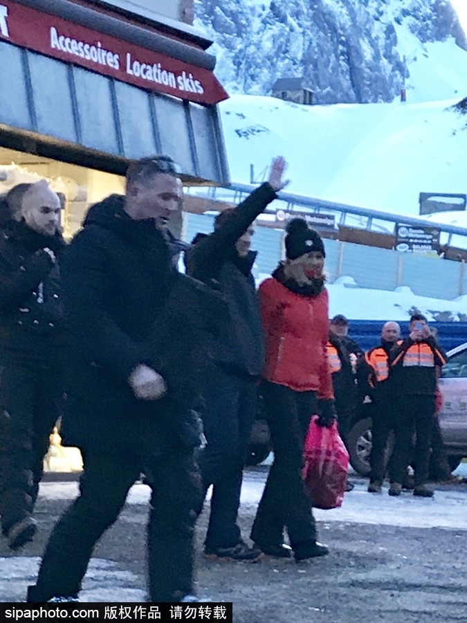 法國總統馬克龍夫婦度假亮相滑雪場 與民眾親切合影自拍