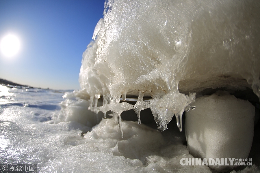 大連海水浴場(chǎng)變冰海 游人踏冰探險(xiǎn)“極地冰原”