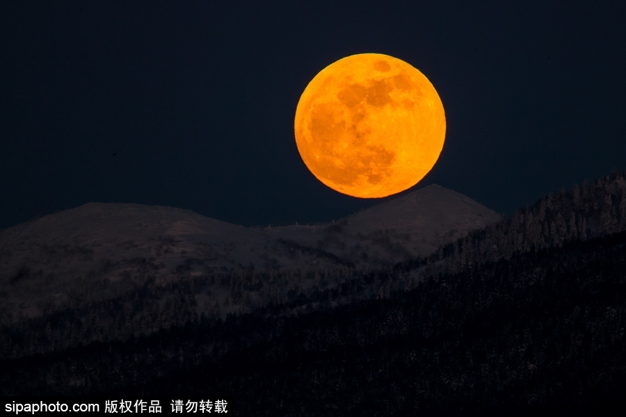 俄羅斯遠東地區超級月亮現身天宇 明亮壯觀