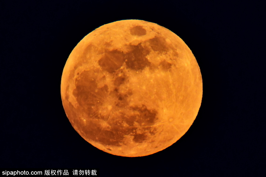 俄羅斯遠(yuǎn)東地區(qū)超級月亮現(xiàn)身天宇 明亮壯觀