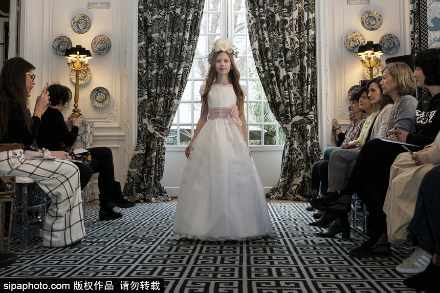 馬德里：小朋友變“超模” 走臺(tái)步有模有樣萌化人心