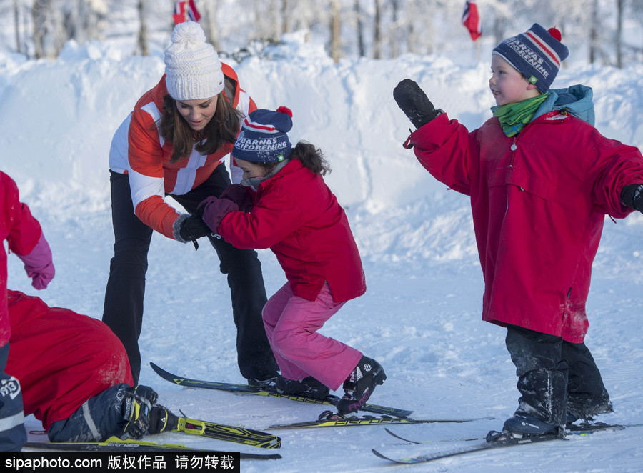 威廉王子夫婦挪威參加戶外野營活動(dòng) 凱特王妃親自動(dòng)手烤香腸