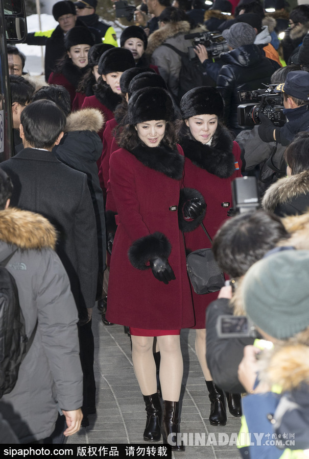 2018平昌冬奧會(huì)前瞻：朝鮮冬奧藝術(shù)團(tuán)抵韓 面龐清秀紅色制服整齊劃一