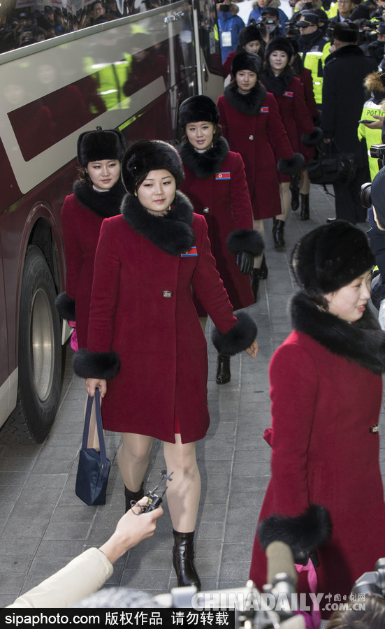 2018平昌冬奧會前瞻：朝鮮冬奧藝術(shù)團(tuán)抵韓 面龐清秀紅色制服整齊劃一