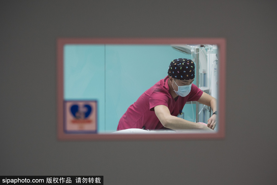 實拍太原“90后”男助產(chǎn)士 一年接生200余名嬰兒