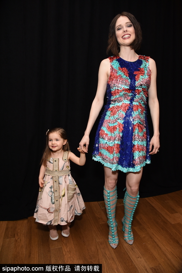 2018紐約秋冬時裝周：超?？煽?#183;羅洽與女兒亮相 萌娃表情多多十足“戲精”