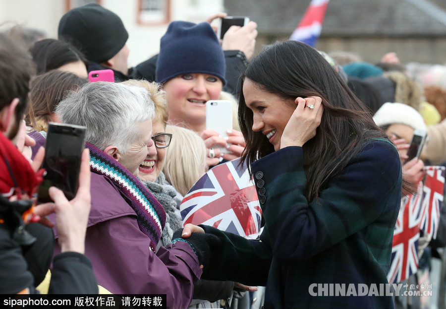 望夫眼！哈里王子與未婚妻十指緊扣到訪愛丁堡 心情大好與小馬打招呼