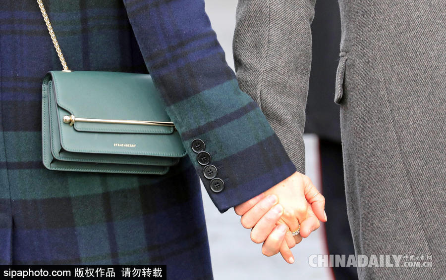 望夫眼！哈里王子與未婚妻十指緊扣到訪愛(ài)丁堡 心情大好與小馬打招呼