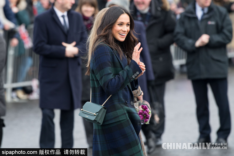 望夫眼！哈里王子與未婚妻十指緊扣到訪愛(ài)丁堡 心情大好與小馬打招呼