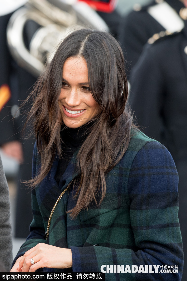 望夫眼！哈里王子與未婚妻十指緊扣到訪愛丁堡 心情大好與小馬打招呼