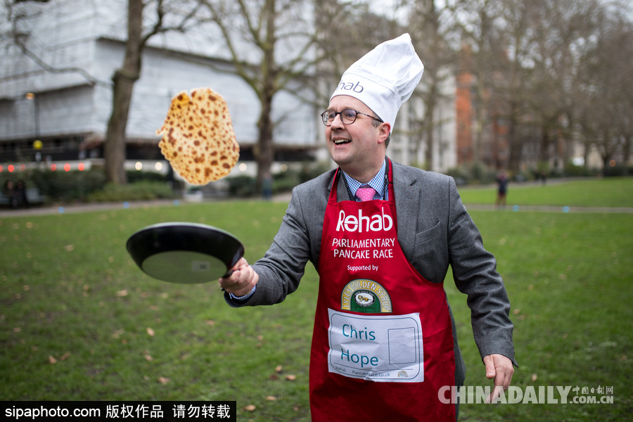 “煎餅俠”？英國舉行趣味煎餅跑