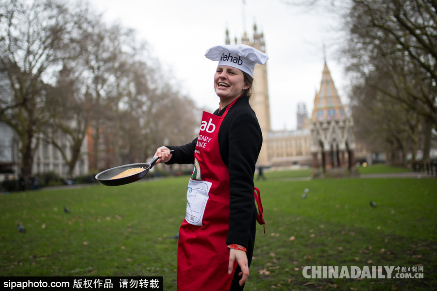 “煎餅俠”？英國(guó)舉行趣味煎餅跑