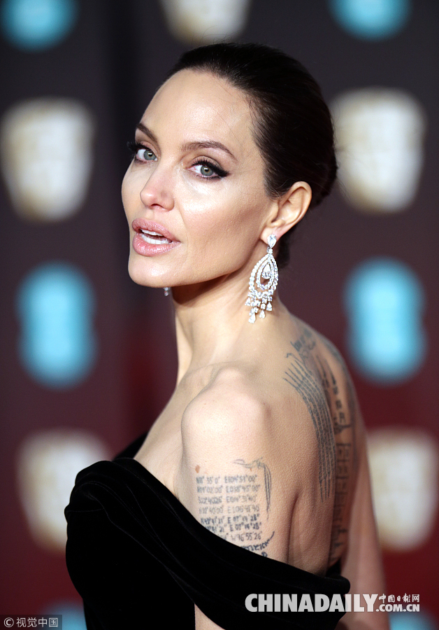 英國電影學院獎紅毯璀璨養眼 周冬雨高低調露美腿 朱莉大表姐氣場壓陣