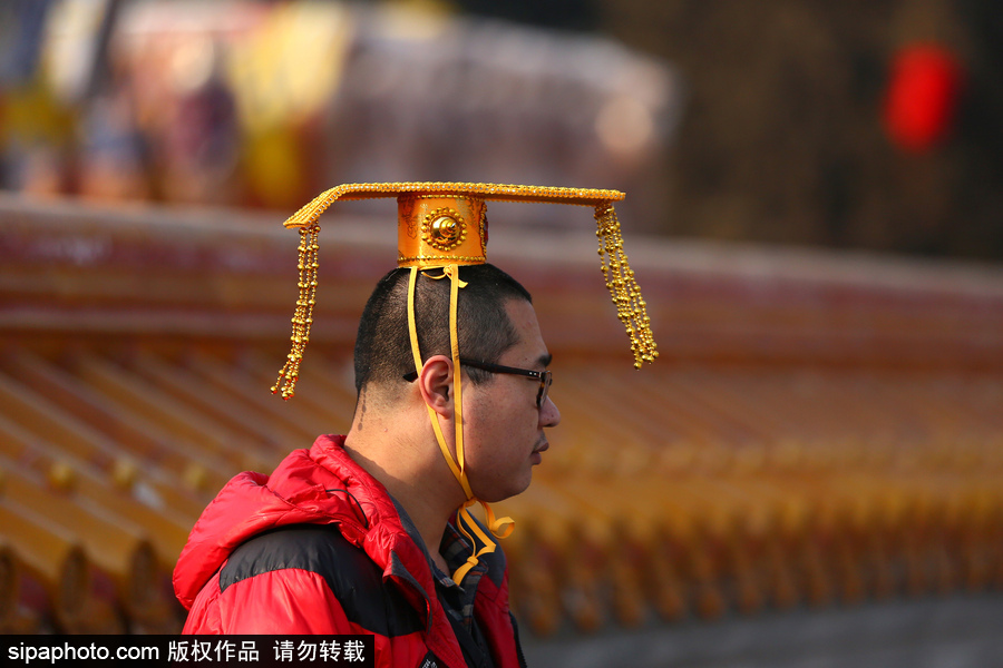 盤點(diǎn)春節(jié)廟會(huì)上年味十足的萌態(tài)頭飾 狗年發(fā)卡受熱捧