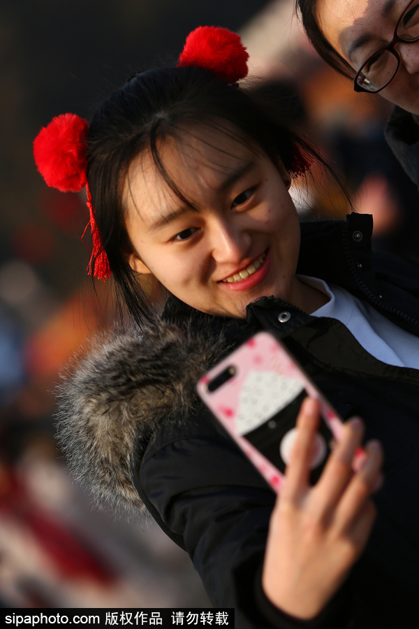 盤點(diǎn)春節(jié)廟會(huì)上年味十足的萌態(tài)頭飾 狗年發(fā)卡受熱捧