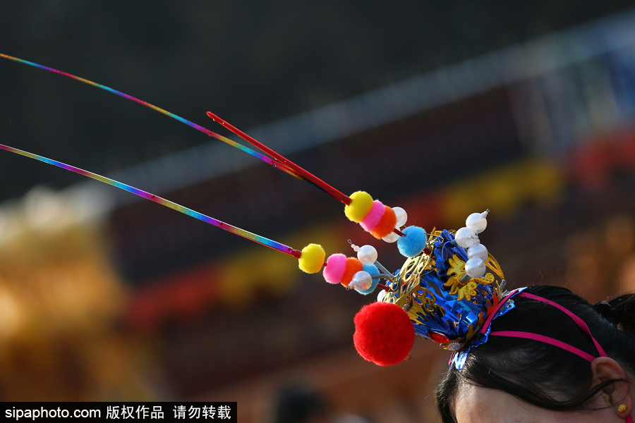 盤點春節(jié)廟會上年味十足的萌態(tài)頭飾 狗年發(fā)卡受熱捧