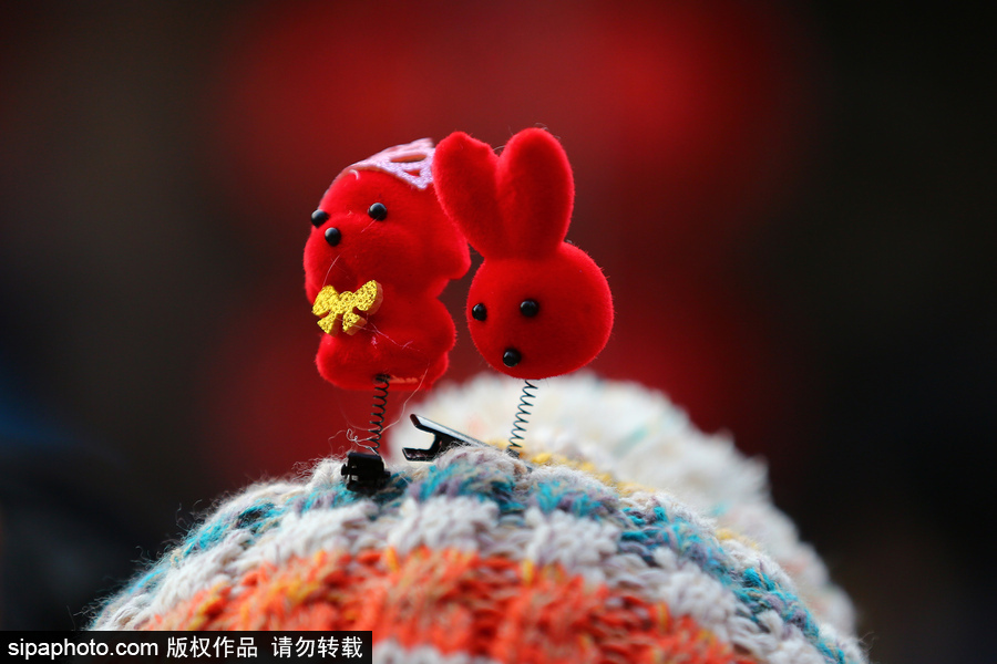 盤點春節(jié)廟會上年味十足的萌態(tài)頭飾 狗年發(fā)卡受熱捧
