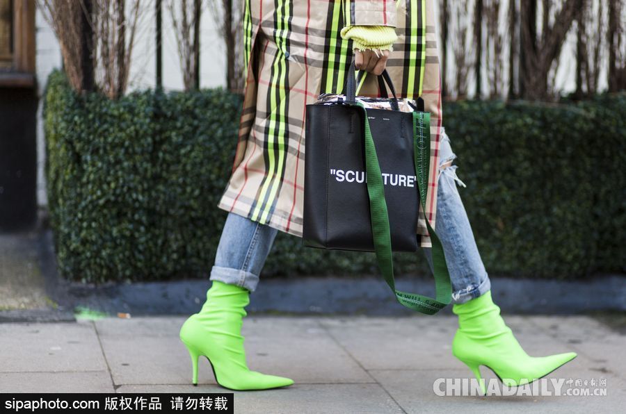 色彩碰撞！倫敦時裝周場外潮人冬日里穿出春天活潑感