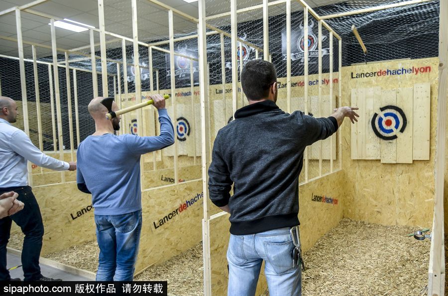 玩過飛鏢的你扔過斧頭嗎？ 法國里昂扔斧子成為新消遣
