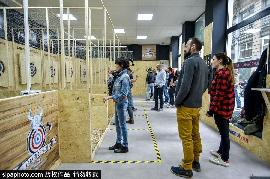 玩過飛鏢的你扔過斧頭嗎？ 法國里昂扔斧子成為新消遣