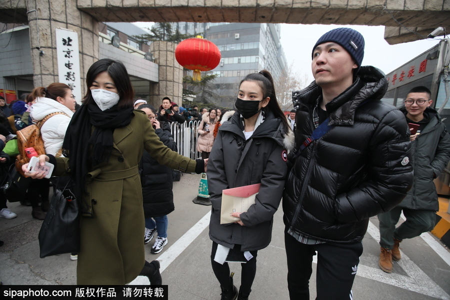 宋祖兒現身北京電影學院藝考 素顏馬尾辮清爽靚麗