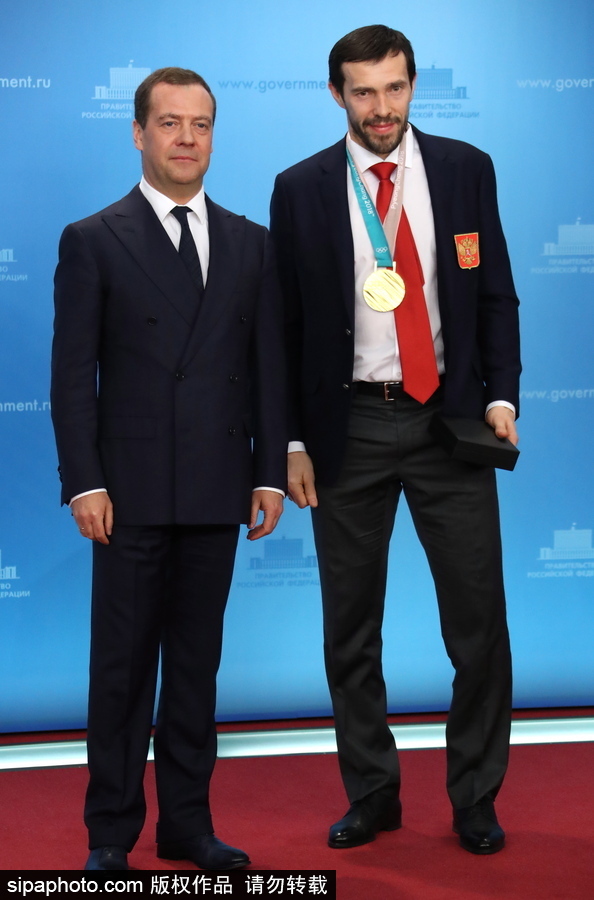 俄總理表彰冬奧會(huì)獲獎(jiǎng)運(yùn)動(dòng)員 親自贈(zèng)送寶馬轎車(chē)