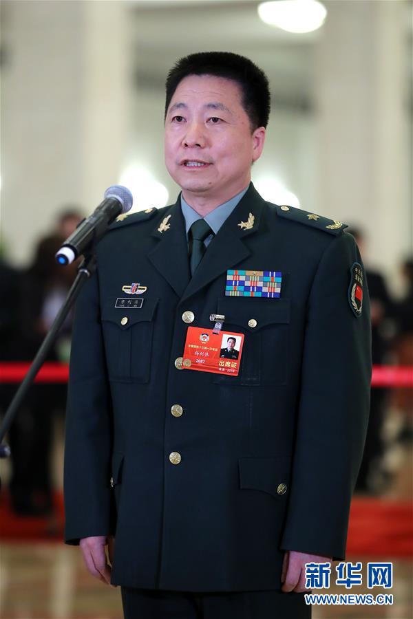 全國政協委員接受采訪